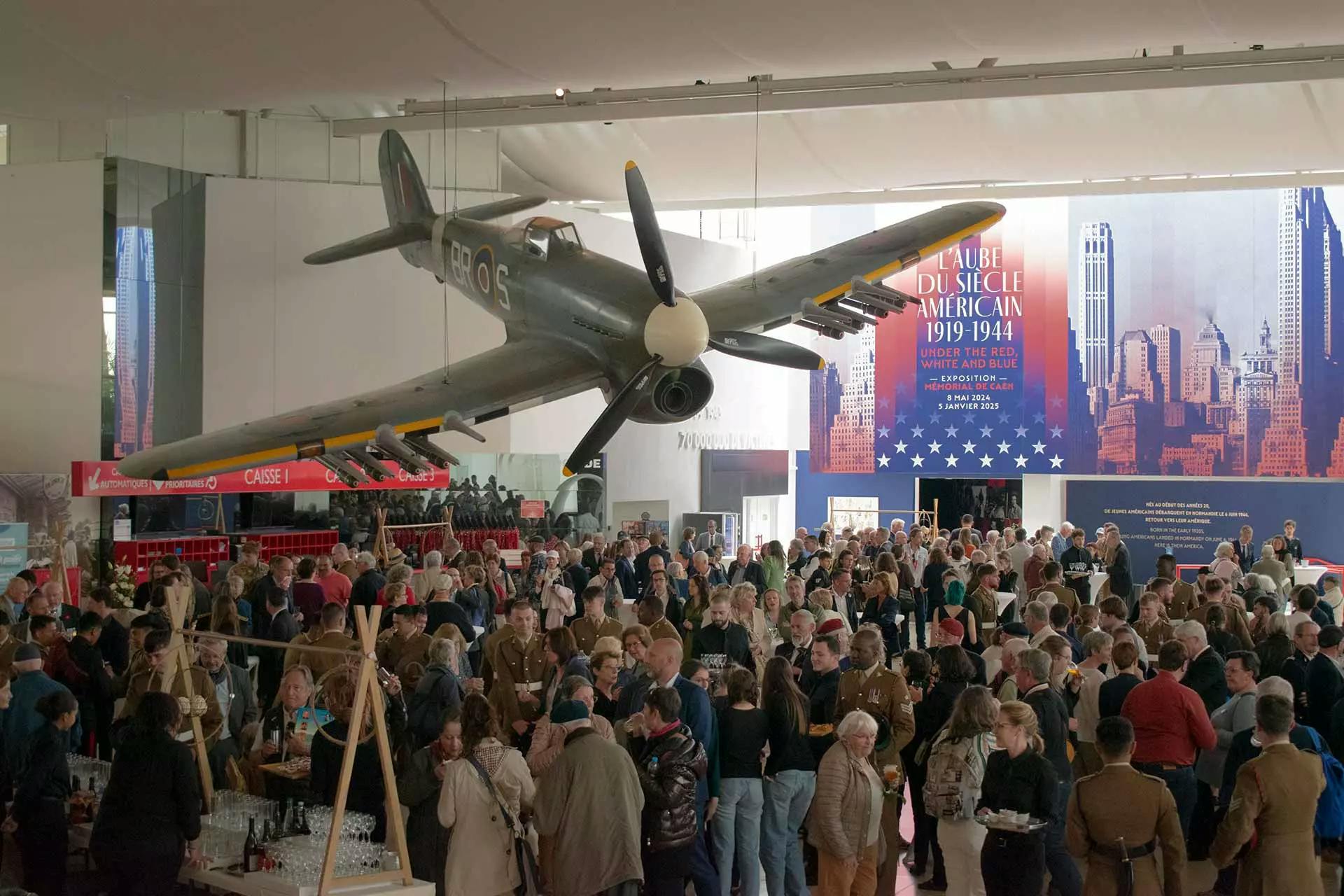 Lieu Avion Foule Memoriale Caen